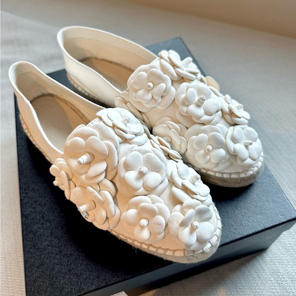 Brand New Chanel Camélia espadrilles EU 40